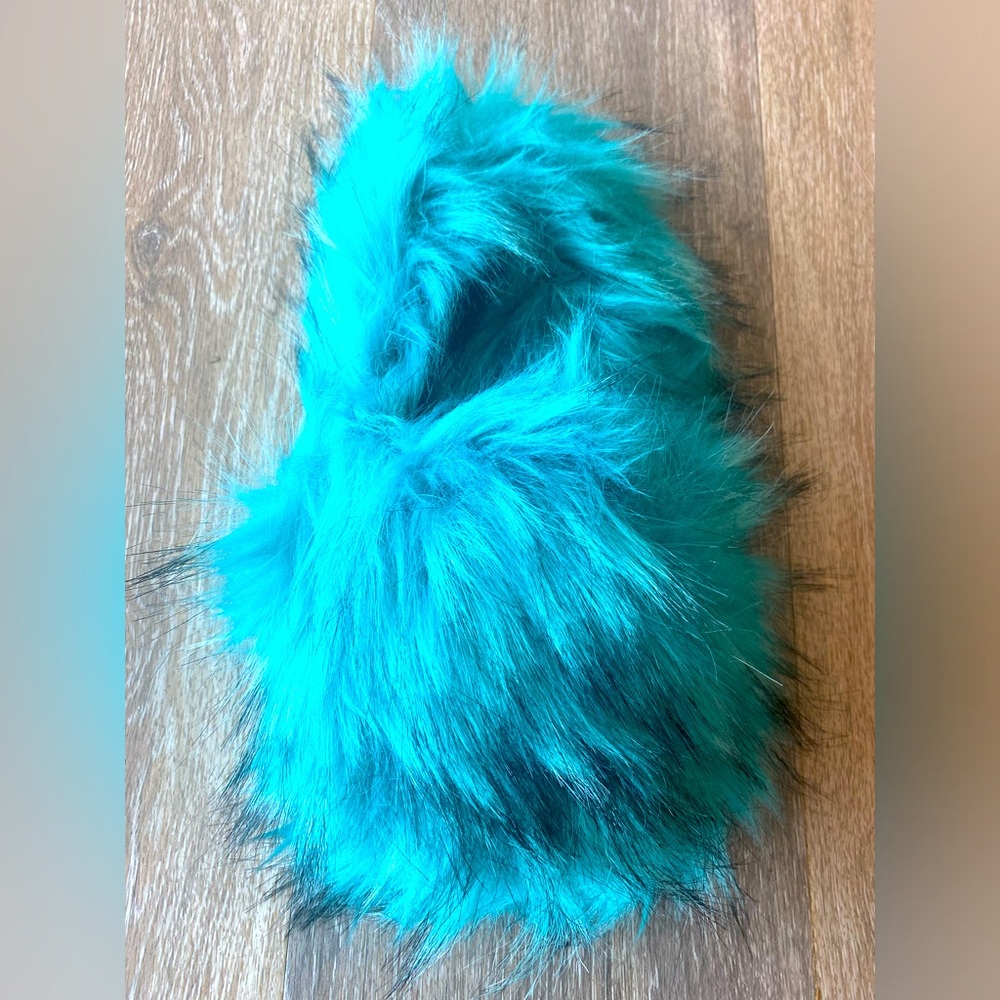 Women’s fur slides size 6